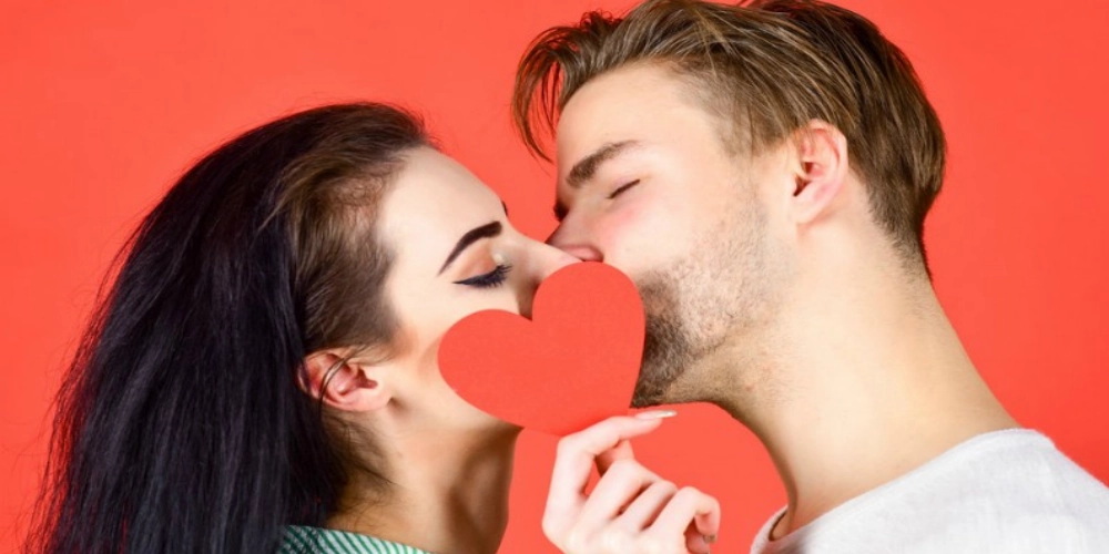 فواید بوسیدن؛ 20 مزیت شگفت انگیز بوسیدن در روابط عاطفی